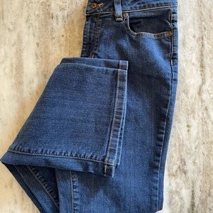L.L. bean women’s favorite fit jeans size 6. Excellent condition and quality.